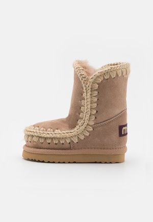 Braune Wildleder-Ankle Boots mit dekorativer, hellbrauner Stickerei und weichem Innenfutter. Sie verfügen über eine Gummisohle und ein kleines Markenlogo an der Seite.
