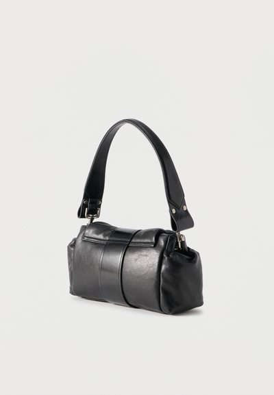 Μαύρο δερμάτινο τσαντάκι ώμου με φαρδιά τιράντα, ορθογώνιο σχήμα και διπλωμένη λεπτομέρεια στην κορυφή, σε απλό ανοιχτό φόντο.