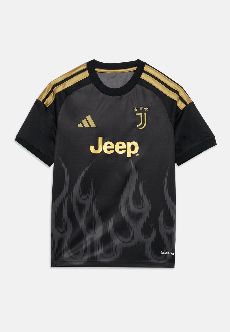 Μαύρη φανέλα ποδοσφαίρου με χρυσές ρίγες Adidas στους ώμους, χρυσλό λογότυπο Jeep, έμβλημα της Γιουβέντους και λεπτό σχέδιο φλόγας στο κάτω μέρος.