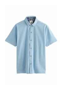 Camisa de manga corta azul claro hecha de tela texturizada, con cierre de botones en la parte delantera y un forro de cuello con un patrón contrastante.