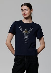 Navyblaue Baumwoll-T-Shirt mit kurzen Ärmeln, featuring ein Grafik eines Rehs mit Geweihen, das einen Hut trägt, gedruckt in Weiß und Braun.