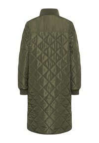 Lungo cappotto trapuntato in verde oliva, con motivo a diamante, polsini a costine e colletto alto. Tessuto liscio e lucido con silhouette dritta.