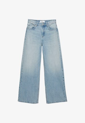 Svetlo modre široke kavbojke iz jeansa z žepi spredaj, zankami za pas in gumbom na pasu.