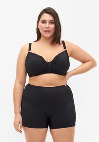Schwarzes Schwirtop mit einem geknoteten Frontdesign und verstellbaren Trägern, kombiniert mit hoch taillierten schwarzen Schwimmshorts mit glatter Textur.