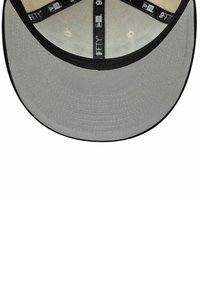 Gorra gris con visera negra, con un forro interior texturizado y costuras visibles. Las marcas y etiquetas de talla están impresas en el interior.