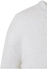 Maglione bianco realizzato in materiale morbido e peloso, con un collo alto e un motivo di maglia morbida e larga.