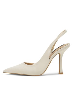 Kremfarvet læder højhælet sko med spids snude og slingback-rem på hvid baggrund.