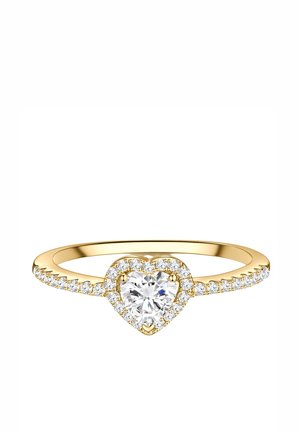 Anillo de oro con un diamante central en forma de corazón rodeado de pequeños diamantes en la banda.