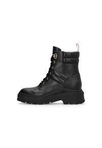 Stivaletto in pelle nera con suola spessa, design con lacci, accessori in metallo dorato e linguetta nella parte posteriore. Presenta un collo imbottito.
