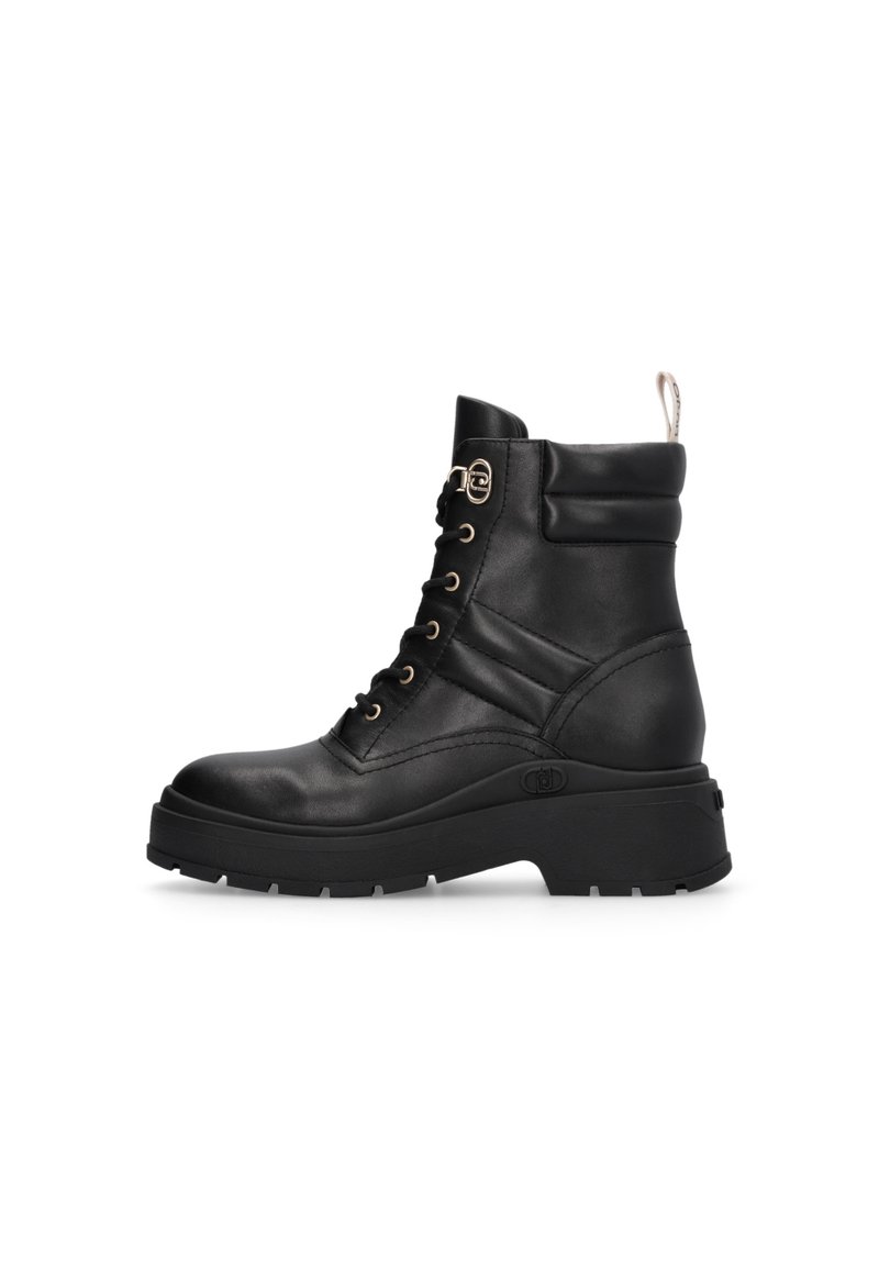 Stivaletto in pelle nera con suola spessa, design con lacci, accessori in metallo dorato e linguetta nella parte posteriore. Presenta un collo imbottito.