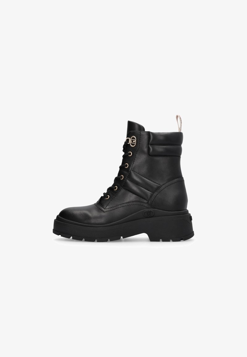 Stivaletto in pelle nera con suola spessa, design con lacci, accessori in metallo dorato e linguetta nella parte posteriore. Presenta un collo imbottito.