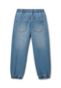 Pantalones jogger de denim azul claro con cintura y puños elásticos, dos bolsillos traseros y un ligero desgastado en las piernas.