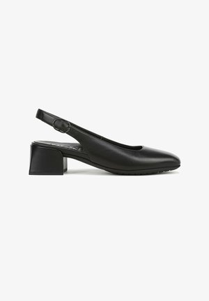 Scarpa slingback nera, realizzata in pelle liscia con punta arrotondata, tacco basso quadrato e dettaglio con fibbia circolare sulla cinghia regolabile.