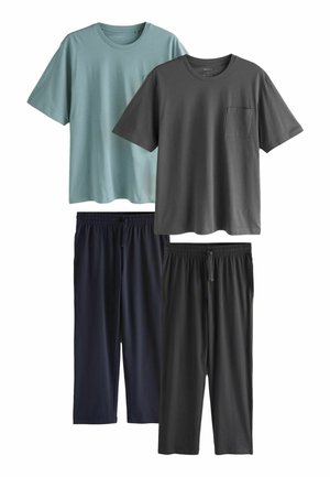 Deux t-shirts : un bleu clair, un gris foncé avec une poche. Deux pantalons : un bleu marine, un noir, tous deux avec des ceintures élastiques.