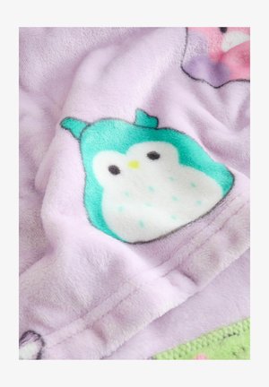 Couverture en polaire violette ornée d'un mignon motif de hibou en teal et blanc, avec une texture douce et des accents détaillés et contrastés.