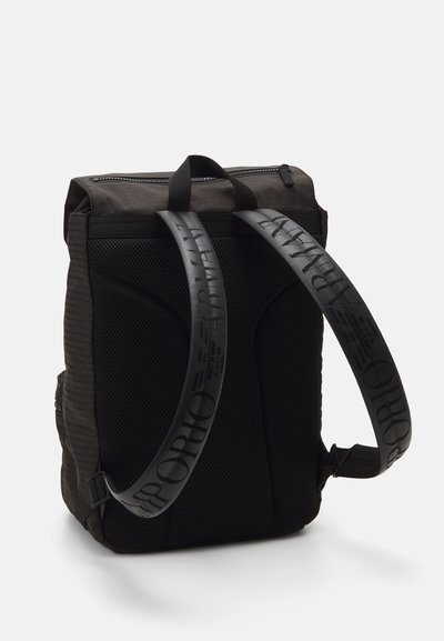 Svart ryggsäck med en texturerad tyg, med ett nätbakstycke, vadderade remmar med logodetaljer och en övre dragkedjestängning.