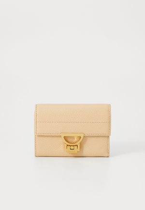 Portafoglio in pelle beige con finitura testurizzata, caratterizzato da una chiusura in metallo dorato e forma rettangolare. Include dettagli di cucitura visibili.