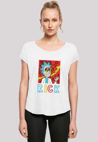 Bílá tričko s krátkým rukávem se barevným kresleným designem Rika, s modrými vlasy a slunečními brýlemi, a textem "RICK" v modré a žluté barvě.