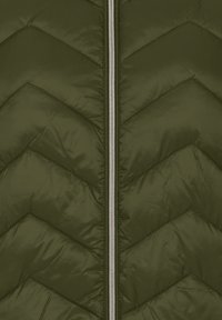 Alyvuogių žalios spalvos pūkinė striukė su chevron raštu ir sidabriniu užtrauktuku centre, pagaminta iš lygaus, blizgaus audinio.