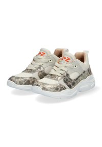 Sneakers met een wit en beige kleurenpalet en een metallic luipaardprint accent. Voorzien van veters en een gevoerde zool voor comfort.