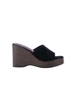 Sandalia cuña de ante negro con puntera abierta, plataforma de madera marrón oscuro y diseño sin cierre.