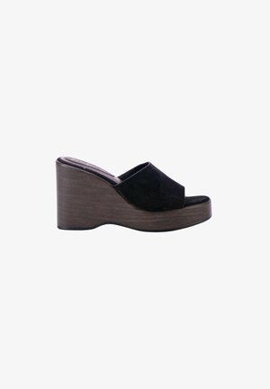 Sandalia cuña de ante negro con puntera abierta, plataforma de madera marrón oscuro y diseño sin cierre.
