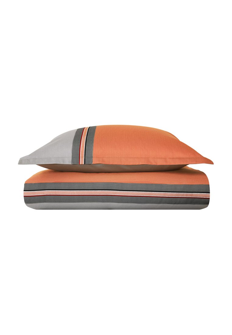 Ensemble de literie orange et gris avec des accents rayés. Le drap plat est gris avec un motif contrastant, et les taies d'oreiller s'harmonisent avec le drap.