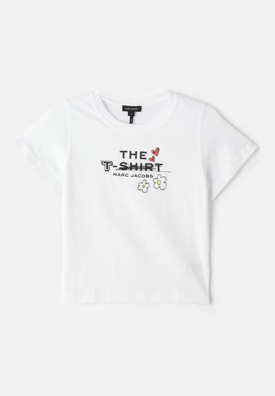 Balta medvilninė marškinė su apvalia iškirpte, trumpomis rankovėmis, dekoruota spauduotu tekstu ir gėlių grafika juodais ir raudonais akcentais.