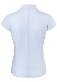 Blusa azzurra a maniche corte con colletto alto e una cucitura al centro della schiena, realizzata in tessuto morbido. Taglio dritto.