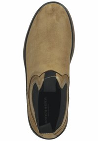Braune Wildleder-Ankle Boots mit elastischen Seitenpaneelen, runder Zehenpartie, schwarzer Sohle und Textilauskleidung. Markenname ist innen im Boot sichtbar.