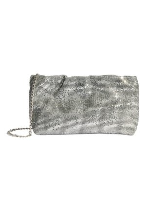Strieborné sieťované kabelka do ruky s trblietavými kamienkami a strieborným retiazkym popruhom na bielom pozadí.