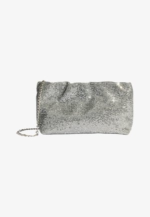 Silberne Mesh-Clutch mit funkelnden Strasssteinen und silberner Kettenriemen auf weißem Hintergrund.