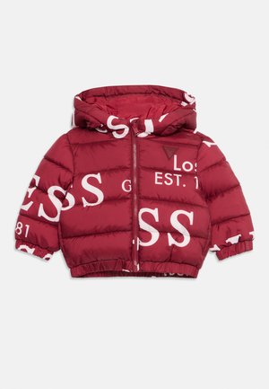 Casaco acolchoado vermelho com fecho de zíper, capuz e punhos elásticos. Apresenta texto grande em branco e um detalhe de logótipo. Textura acolchoada para isolamento.