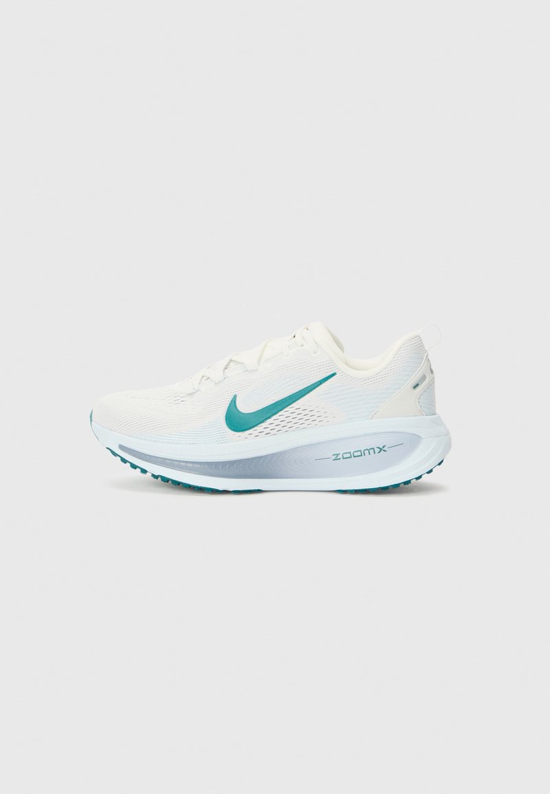 Zapatillas deportivas blancas con acentos en aqua, parte superior de malla, cierre con cordones, suela acolchada y el logo "ZoomX" en el costado para mayor comodidad.