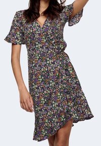 Blumenwickelkleid in dunkellila mit bunten Blumen. Mit flatternden Ärmeln, V-Ausschnitt und einem Rüschensaum ausgestattet. Leichter Stoff.