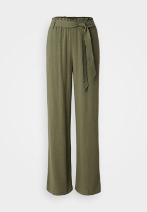 Olijfgroene broek, gemaakt van lichtgewicht stof. Heeft een brede pijp, elastische tailleband en een stoffen riem met een strikdetail.