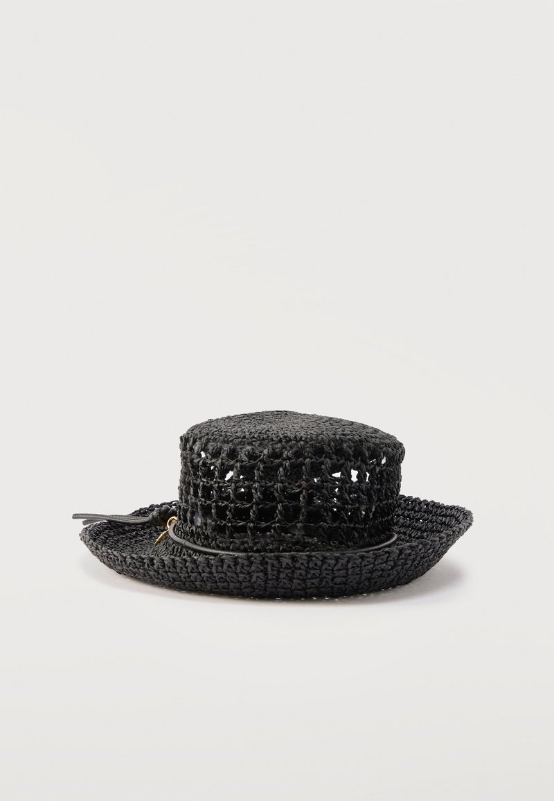 Μαύρο πλεκτό καπέλο από άχυρο με ανοιχτού πλέξης κορυφή, φαρδύ γείσο και δερμάτινη λεπτομέρεια ιμάντα γύρω από τη βάση.