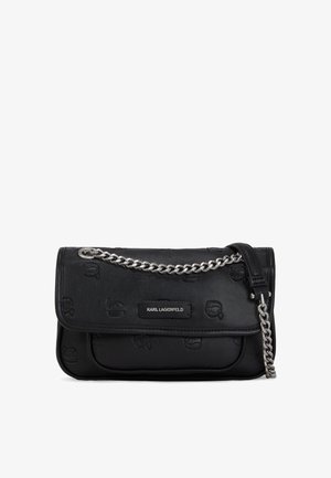 Crna kožna torba s reljefnim uzorkom loga, zatvaranjem na preklop, srebrnim lancem i prednjim džepom. Sadrži metalnu oznaku s brendom.