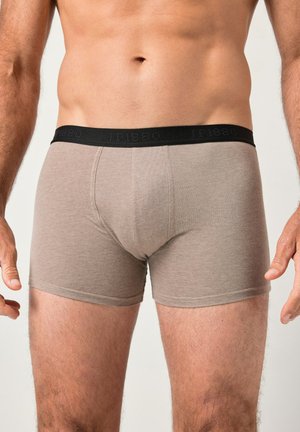 Boxer breves de algodón marrón con una cinturilla elástica negra que presenta texto grabado. La tela tiene una textura suave y un diseño ajustado.