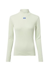 Jasnozielona, prążkowana bluzka z długim rękawem i golfem, z małą niebieską naszywką z logo "HUGO" na górnej części klatki piersiowej.