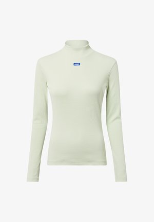 Hellgrünes, geripptes Langarm-Turtleneck-Shirt mit einem kleinen blauen "HUGO"-Logo-Patch auf der oberen Brust.