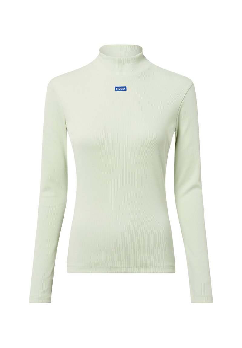 Jasnozielona, prążkowana bluzka z długim rękawem i golfem, z małą niebieską naszywką z logo "HUGO" na górnej części klatki piersiowej.