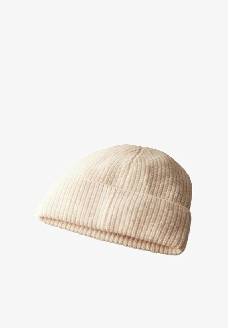 Flødefarvet ribstrikket hue med fold-over kant, blød tekstur og rund top. Casual design velegnet til koldere vejr.