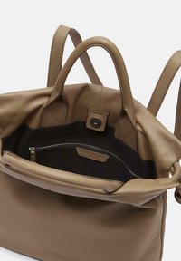 Brązowa skórzana torebka o gładkiej powierzchni, z wewnętrzną kieszonką na zamek i zapięciem na zatrzask. Posiada dwie solidne rączki.