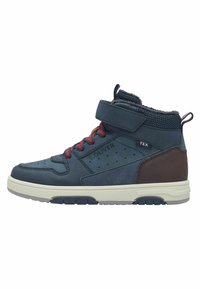 Baskets hautes en textile bleu marine avec des accents marron. Dotées d'une sangle Velcro, de lacets rouges et de détails perforés sur les côtés.