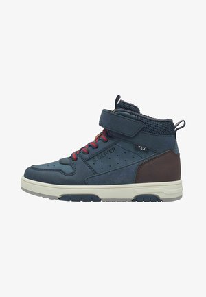 Hochschnittige Sneakers aus navy-blauem Textil mit braunen Akzenten. Verfügt über einen Klettverschluss, rote Schnürsenkel und perforierte Details an den Seiten.