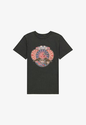 Zwarte katoenen t-shirt met een gedetailleerde grafische print van zonmotieven in rood, blauw en florale accenten, ronde hals en korte mouwen.