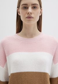 Strickpullover mit rosa, weißen und braunen Streifen, rundem Ausschnitt und einem strukturierten, atmungsaktiven Stoff.
