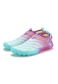 Leichte Slipper mit einem Farbverlauf von Pink zu Aqua. Obermaterial aus Stoff mit gestepptem Design und durchsichtiger Gummisohle.