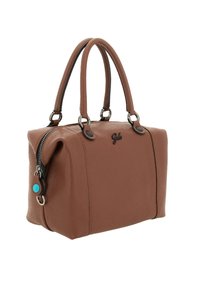 Borsa a mano in pelle marrone texture con doppio manico superiore, hardware argento e un accento turchese. Presenta una chiusura con zip e un dettaglio con il logo.